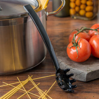 Mestolo pasta forato in policarbonato nero 26 cm