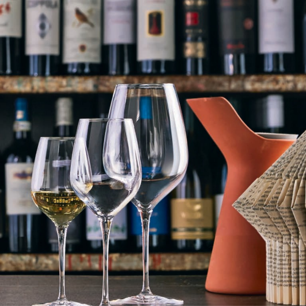 Calice professionale da degustazione che esalta il colore del vino