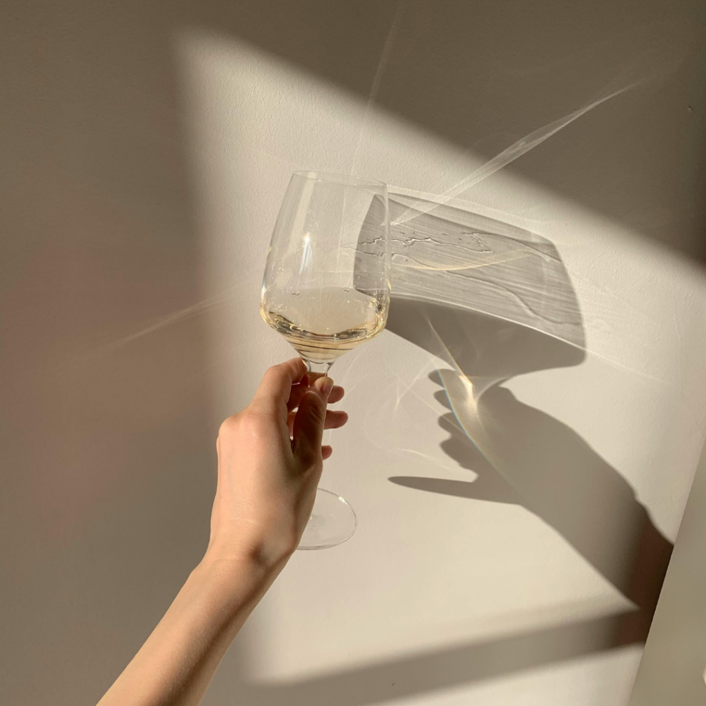 Calici da degustazione professionali con diverse forme della coppa per l'ossigenazione del vino.