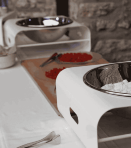 Strutture espositive in acciaio Linea Moa Design per buffet moderno De Luca