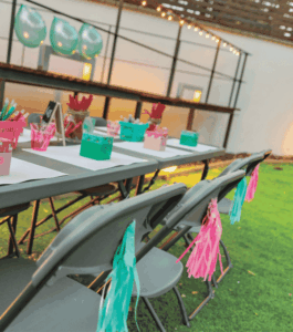 Tavoli e sedie per catering professionali pieghevoli in polietilene per eventi esterni