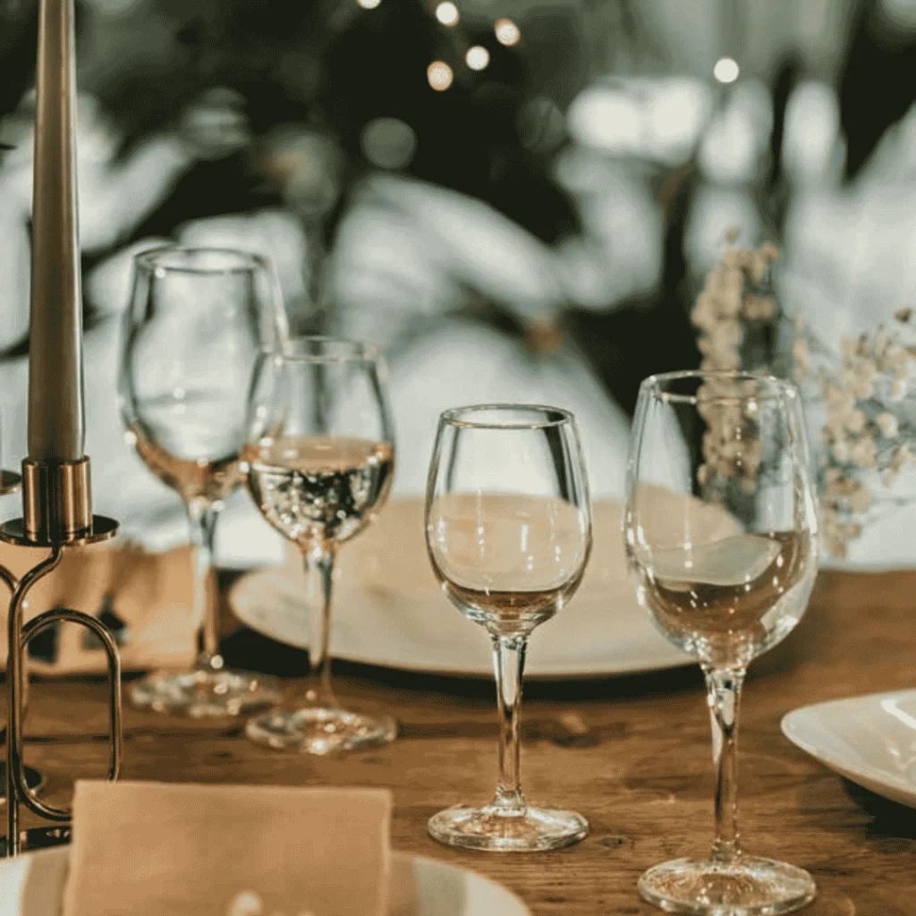 Tavola elegante con calici brillanti e mise en place di lusso