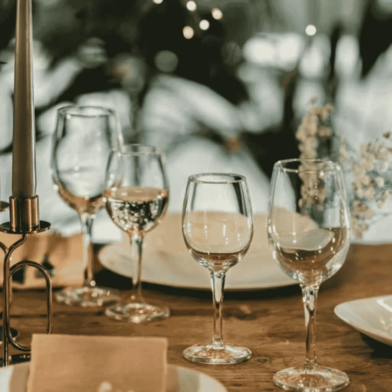 Tavola elegante con calici brillanti e mise en place di lusso
