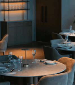 Tavoli e sedie da interno per ristorante professionale